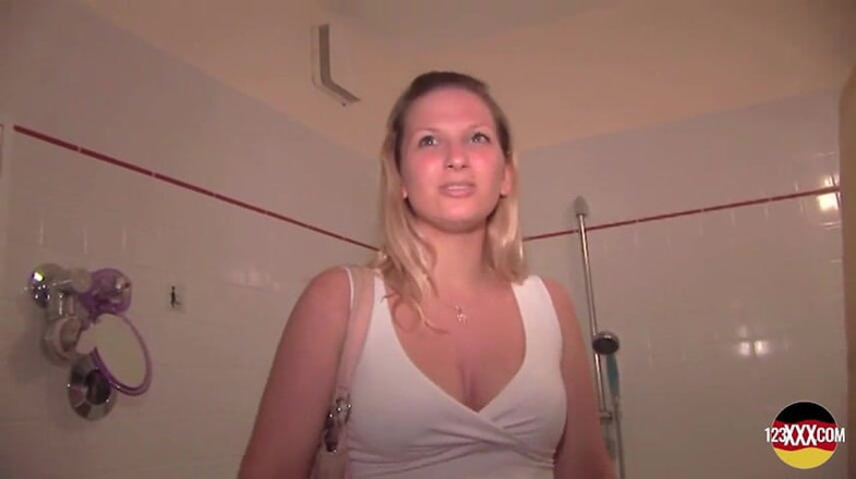 123XXX - 100% Amateurs: Nadržená blonďatá milfka z Německa potěší svého velkého ptáka souseda