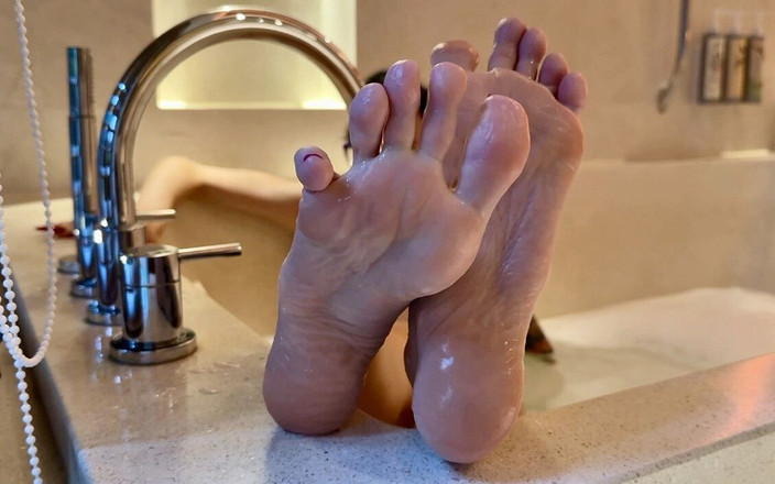 Julia domaina: Kaki merah mudaku di bak mandi, kaki telanjang dengan kaki...