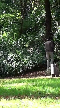Une bombasse frisée se fait baiser les deux trous par des bites énormes