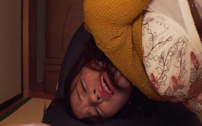 Vulture: 16 mame sexy frumoase care încearcă unele dintre jucăriile sexuale preferate