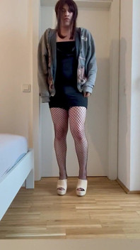 Un travesti taquine en groupe