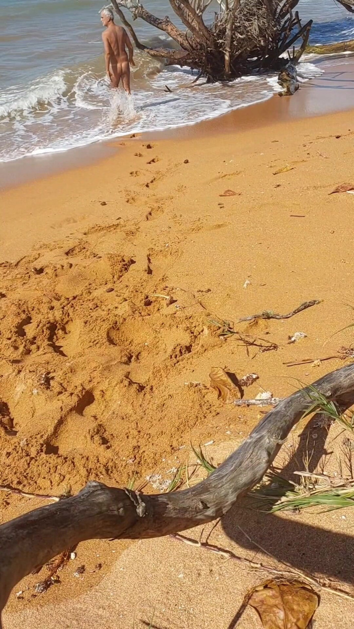 Ladysilvas: Ladysilva pantatku yang panas kecokelatan di pantai