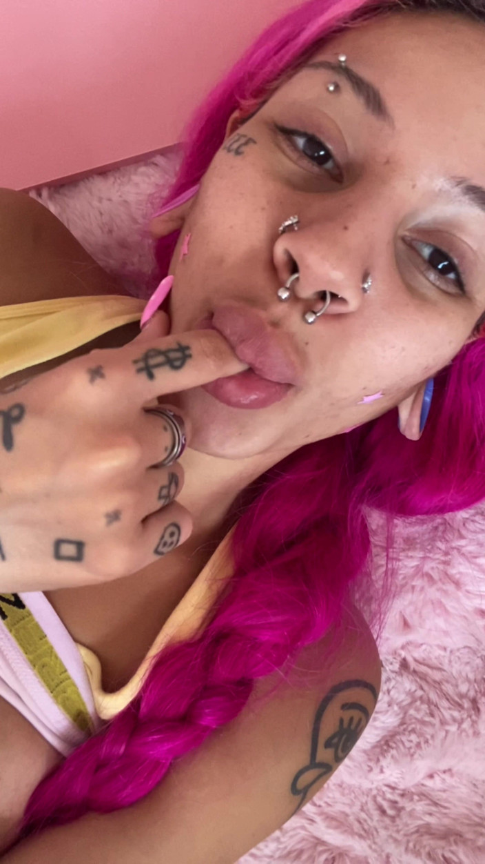 Nali Marie: Gadis remaja semok bimbo nakal 18 tahun pantatnya di-fingering pakai jari...