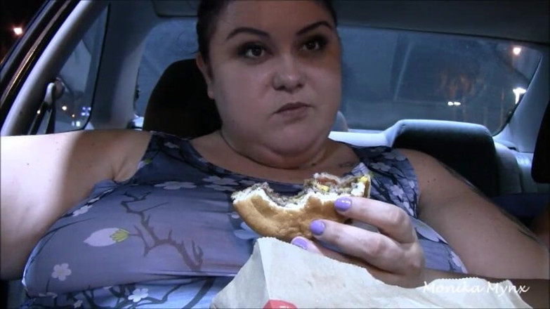 BBW Pleasures: SSBBW食べるで車POV