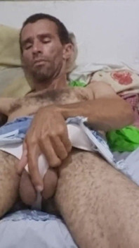 Mostrándome completamente desnudo con gran placer