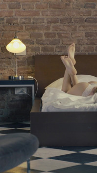Flexibilní dívka podvádí s náhodným velkým ptákem