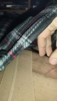 Pantolon altında çıplak parlak desenli külotlu çoraplı tatlı büyük yarak