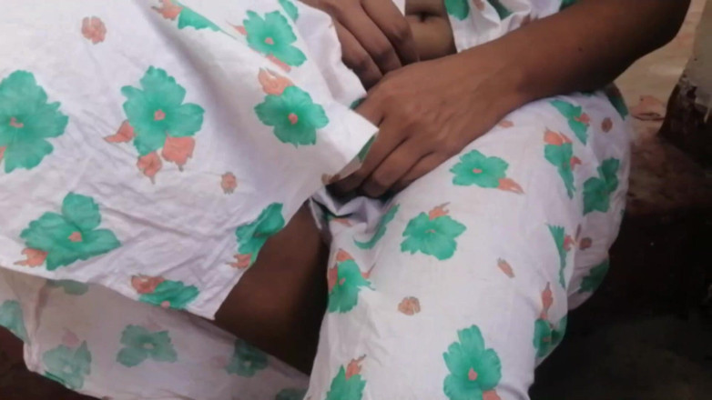 Tina Baby: देसी आंटी अपनी रात की पोशाक पर