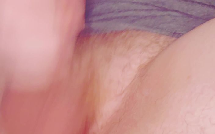 GayMITwink: Twink gay masturbándose y jugando con sus bolas como un...