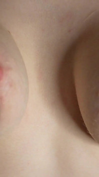 Massageando E Auto Chupando Meus Peitos Pequenos