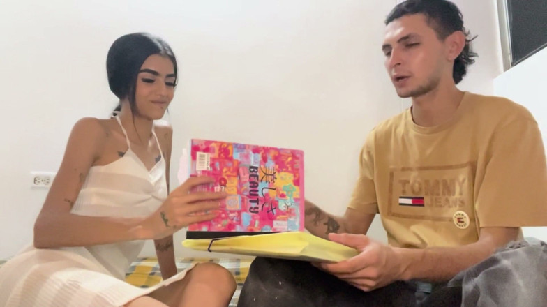 Saritta Hott: صديق أخوي يشرح لي بعض النظريات قبل أن ينيكني أغنياء
