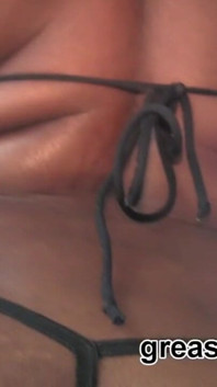 Amatoare negresă Marie Star în bikini tanga negru își unge curul negru și se masturbează cu un vibrator