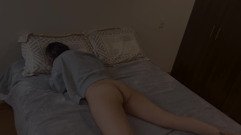 scarlettandc: Moja przyrodnia siostra uwielbia pocierać mi tyłek