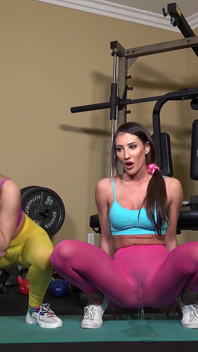 Gymsletten plassen in een thier yogo-broek en vervolgens op elkaar