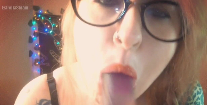 Estrella Steam: Soffocando il dildo con molta saliva