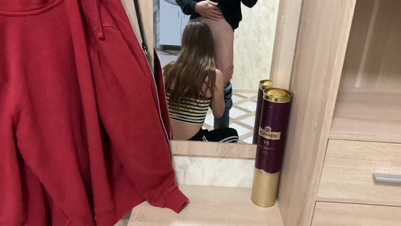 teenstep: Eu conheci meu jovem vizinho no elevador e chupei seu...