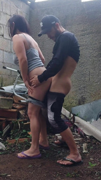 Memakan seorang gadis di pesta, di belakang peternakan