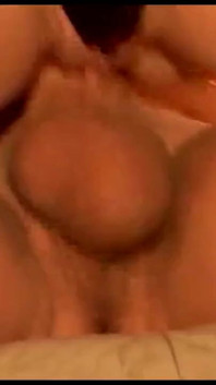 Une MILF tatouée mature se fait baiser et doigter les cheveux roux