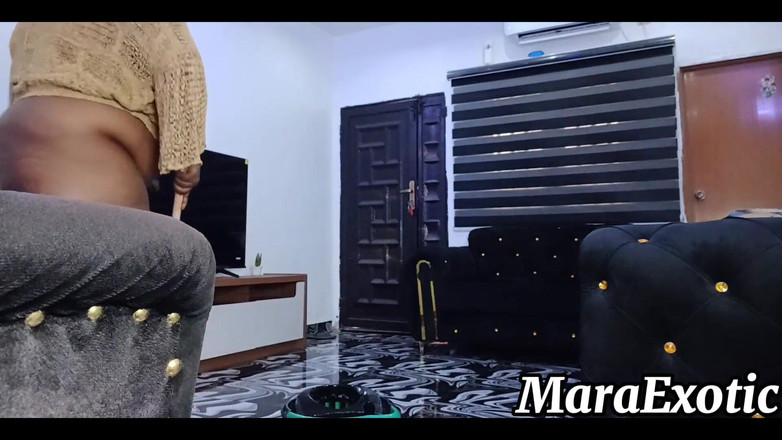 Mara Exotic: Señora de la limpieza de culo gordo de ébano desnuda - mara...