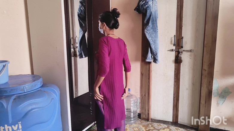 Desishycouple: Une bhabhi desi se change devant son devar.