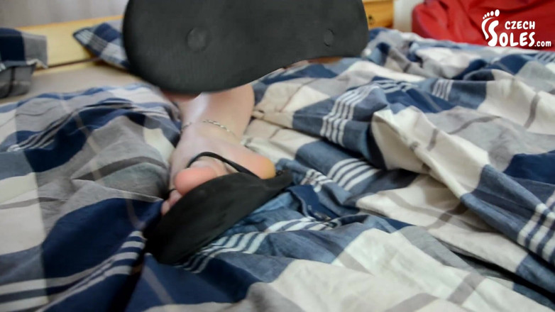 Czech Soles - foot fetish content: Dita lunghe in infradito