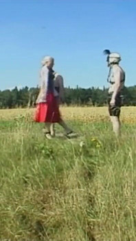 Meando al aire libre y dominación anal
