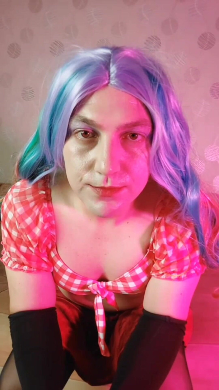 Kitty_Cross: Hezký Femboy v punčochách Roztomilá sukně Red Ambiance