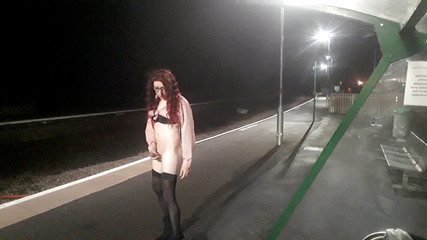 The Midnight Minx: Svlékání na vlakovém nádraží