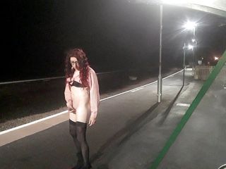 Themidnightminx: Strippa på tågstationen