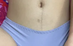 Indische Bhabhi tijdens het masseren in Desi-stijl