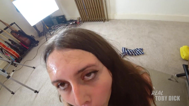 RealTobyDick: Spuughebbende sub wordt hard anaal genomen en in haar gezicht...
