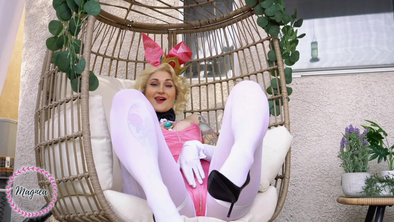 Magnea: Принцеса Піч прослуховує для playboy