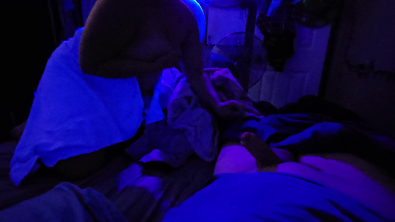 Funhousewife69: Смоктання члена під чорним світлом стало повним ротом