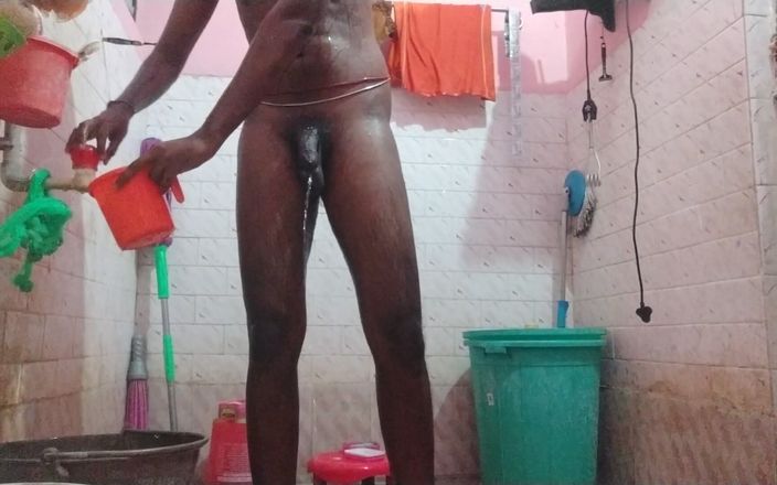 Tamil 10 inches BBC: Spectacol sexy în baie cu Tamil10inchesbbc