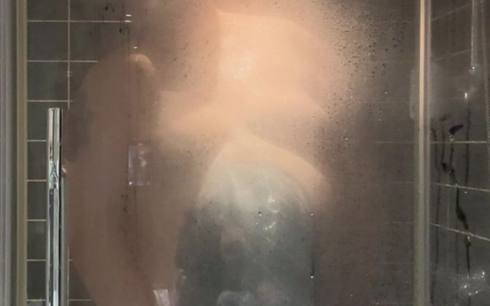 BigBearFrankfurt: Masturbation sous la douche