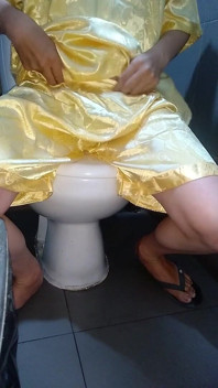 Crossdresser - ejaculare în pijamale din satin