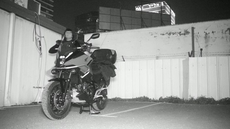 Voyager: 一位惊艳的女士展示了摩托车