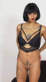 Candy Scott, star du porno artificielle, branle sa chatte coquine pour vous