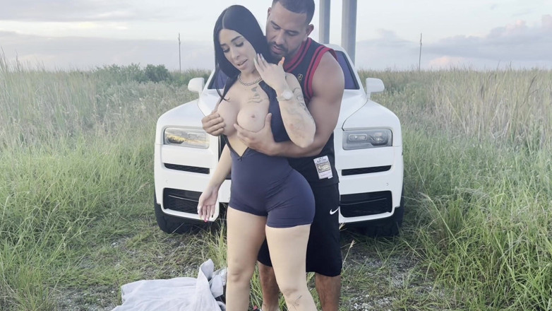 Teddy Tarantino: Miss Korinne được đón bởi Teddy Tarantino trong một Cullinan