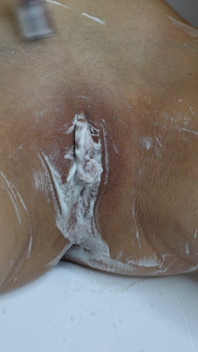 Une chatte poilue de 18 ans se fait raser en gros plan !