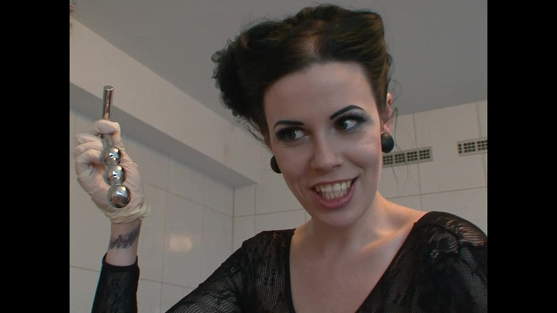 Absolute BDSM films - The original: 女主人の厳しい視線のもとで鎖に繋がれた恍惚