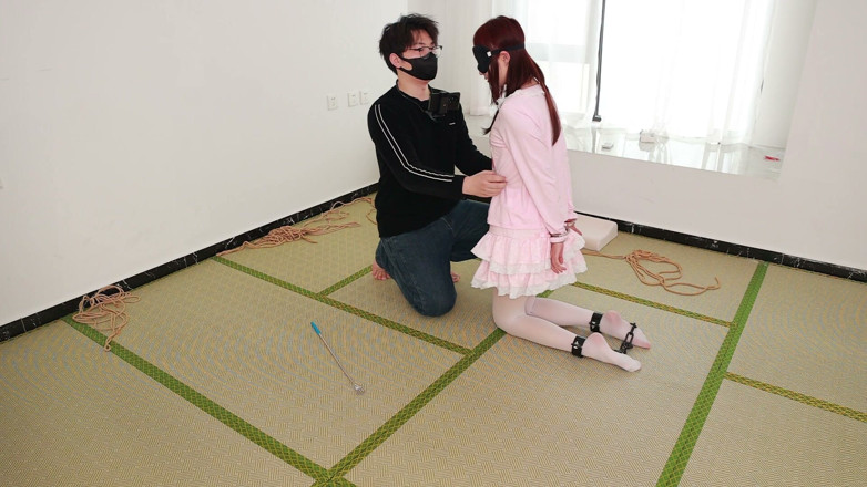 Asian bondage: Pacar dengan stoking putih yang lucu itu diikat dan dirantai,...