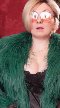 Colecție de haine de blană sexy - partea 2. Fetiș cu mamă sexy Arya Grander