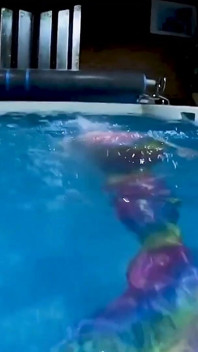 Une sirène captive te taquine dans la piscine