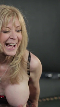 Super seksowna Nina Hartley jedzie dużego kutasa