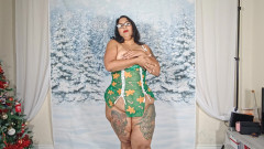 Zozonicoco: Striptease sexy cu femeie mare și frumoasă de Crăciun