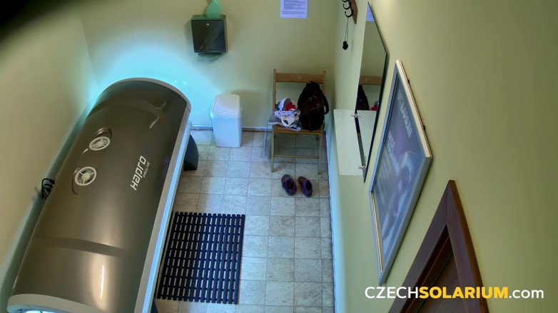 Czech Solarium: Czech Solarium 92：黑发女郎享受她的日光浴室，暴露她的阴户