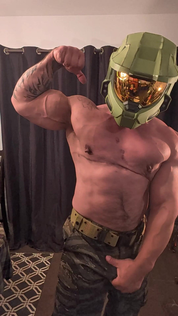 Bruiser Bearwood: Master Chief Flexing