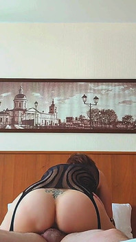 Un colega me invitó al hotel y me folló