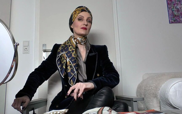 Lady Victoria Valente: 2 seidenschals stylen